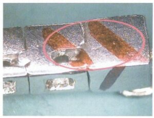 La finition des bijoux présente un affaissement évident de la surface, comme le montre la figure 7-6.