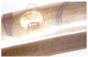 Des fissures sont apparues lors de la finition des bijoux, comme le montrent les figures 7 à 9.