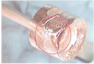 Les pièces de bijouterie ont fondu pendant le soudage, comme le montre la figure 7-12.
