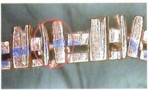 L'étanchéité entre les maillons des différentes chaînes n'est pas constante, comme le montre la figure 7-15.