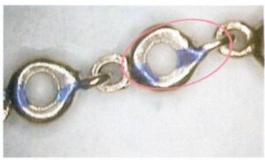 le bas du maillon de la figure 7-20 est déformé.