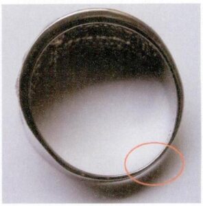 Le fond de la tige de l'anneau est trop mince, comme le montre la figure 7-24.