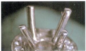 Déformation des griffes de l'anneau, comme le montre la figure 7-27.