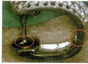 La position de la charnière de la boucle d'oreille est trop serrée, la broche d'oreille ne peut pas correspondre au trou de la base de la broche, comme le montre l'illustration 7-31.