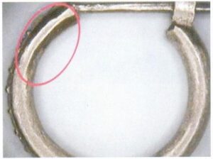 Illustration 7-34 Les boucles d'oreilles ne sont pas flatteuses