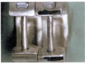 Déformation de l'ouverture de la boucle d'oreille, comme le montre la figure 7-35.