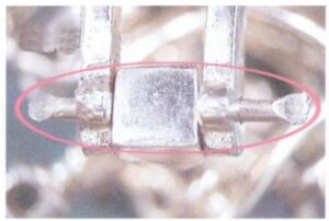 Figure 7-38 : Fil de la pince auriculaire trop long