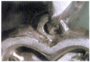 L'anneau de suspension ne correspond pas à la boucle du pendentif, comme le montre l'illustration 7-40.