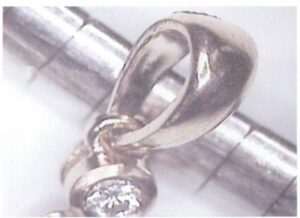 Le trou de l'anse est trop petit pour passer à travers la chaîne, comme le montre la figure 7-41.