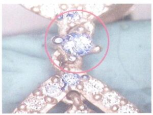 Le pendentif suspendu verticalement n'est pas correct, comme le montre la figure 7-42.