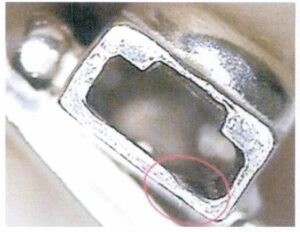 Figure 7-47 Boîte à languettes avec bord cassé