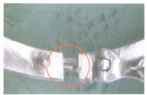 La languette du fermoir ne se verrouille pas correctement, comme le montre l'illustration 7-48.