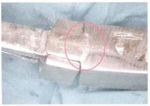 a butée de languette est trop serrée, ce qui entraîne la rupture de la languette, comme le montre l'illustration 7-49.