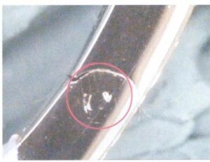 Figure 7-50 La charnière du bracelet est soudée et inamovible