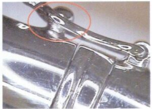 Le verrou de sécurité du bracelet est trop lâche, comme le montre la figure 7-52.