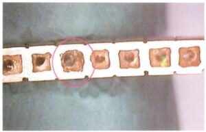 Illustration 7-55 Forme irrégulière de l'ouverture du couvercle inférieur du bracelet