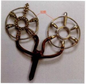 マスターモールドにプルロッドをセットし、変形を防ぐ