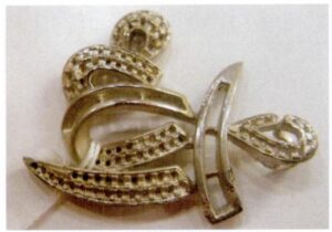 ベゼルのサイズが宝石に適合していない。