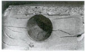 Insufficient vulcanization, too low temperature or too short time, causing the volatiles generated during vulcanization due to the pores in the rubber mold shown in Figure 6-12 to not be completely removed;