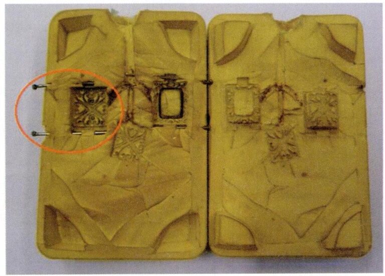 図6-13 ゴム型にインサートとして組み付けられた大型ピン。
