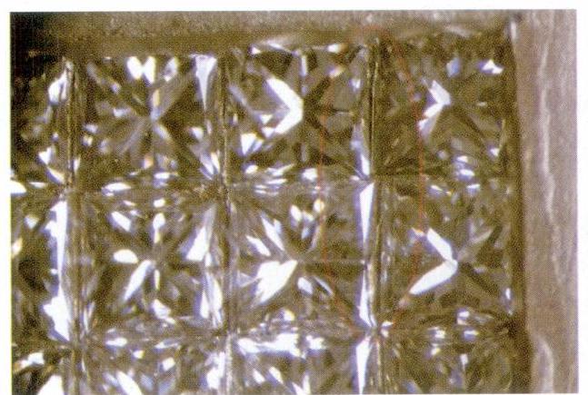 インビジブル・セッティングのプリンセス・カット・ダイヤモンドは、ズレや隙間が目立ちます。