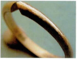 The surface of the ring shows an orange peel state after polishing