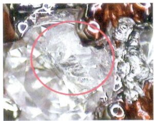 9-26 Ювелирные изделия, выброшенные с большой силой при полировке, что приводит к разрушению алмазов