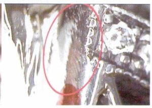 Рисунок 9-5 Металлический шлак появляется на поверхности 18-каратного белого металла после полировки.