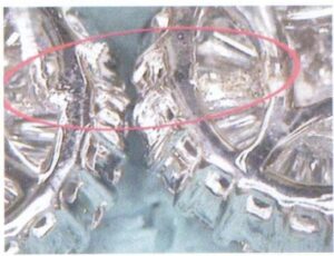 Рисунок 9-58 Неправильное положение сварки штифта серьги.