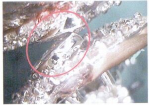 Анализ: В данном случае опорный столб хлопушки для сережек слишком тонкий, что влияет на его механическую прочность и делает его склонным к деформации.