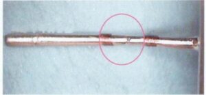 Рисунок 9-63 Штифт для сережек со следами шлифовки