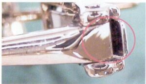 Рисунок 9-64 Слишком слабая задняя пружина уха