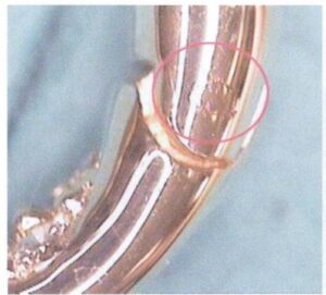 Рисунок 9-68: Трещины в месте сварки шарнира петли серьги