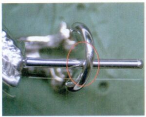 Рисунок 9-70 Хлопок серьги находится не в центре ушной булавки