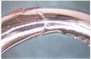 Рисунок 9-69 Шкурка для удаления царапин с шарнира серьги