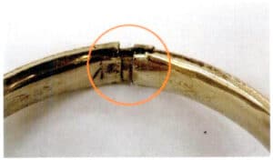 Рисунок 9-76 Ношение браслета при открытии и закрытии части скрестите руки