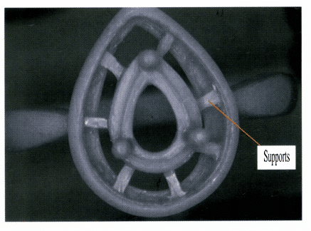 الشكل 7-5 الدعامات المضافة في الجزء السفلي من الإعداد
