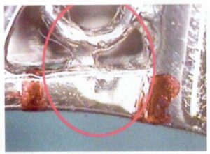 Рисунок 9-18 Неровная металлическая поверхность