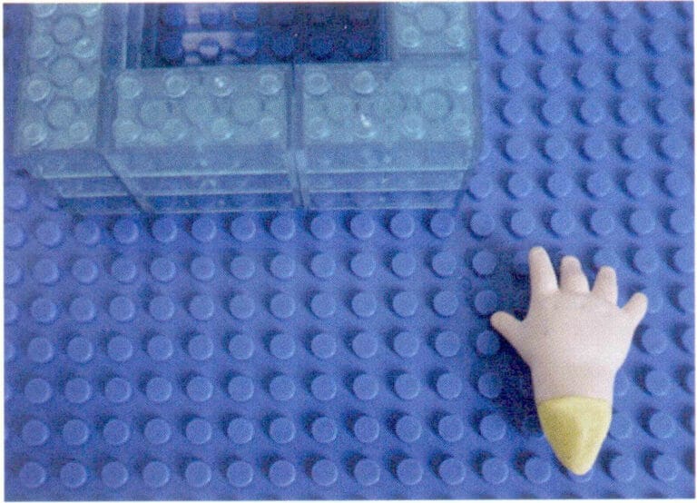 4. Take an appropriate amount of oil clay and stick it to one end of the model.