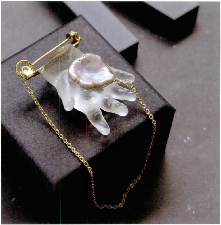 Lv Yang, Louis brooch, resin AB glue