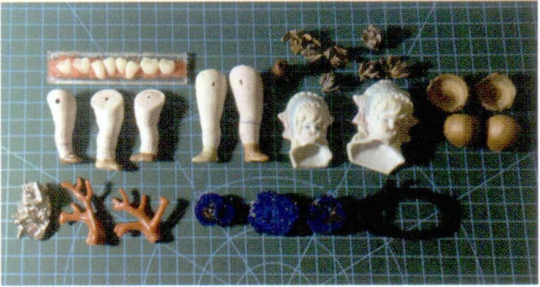 2. Select interesting small items for mold making, and be careful that the structure and shape of the objects are not too complex