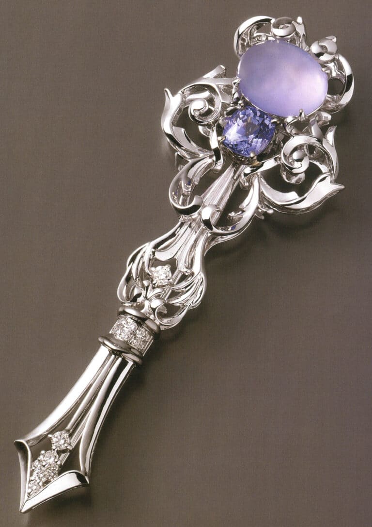 高い半透明のパープルカルセドニーメンズ＆#039;sラペルピン、WANG CHEN LINGイワン＆#039;sフレグランスシリーズ、赤ワイン設計と生産。