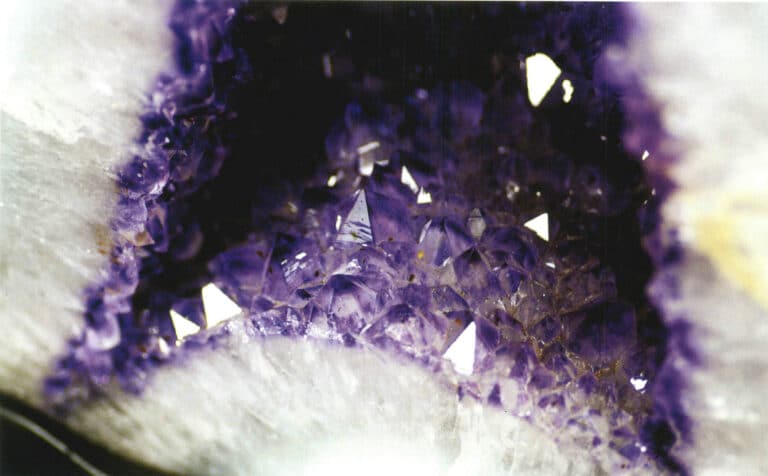 アメジストのジオードを選ぶときは、主に色に注目する。紫色が濃ければ濃いほどよく、結晶が大きければ大きいほどよい。磁場の感覚を重視する人もいる。