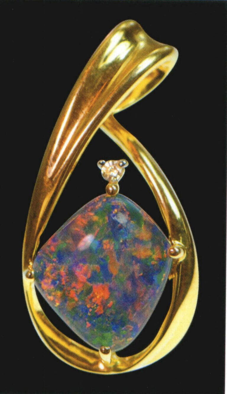 オーストラリア産ファイヤーオパールのペンダント。
