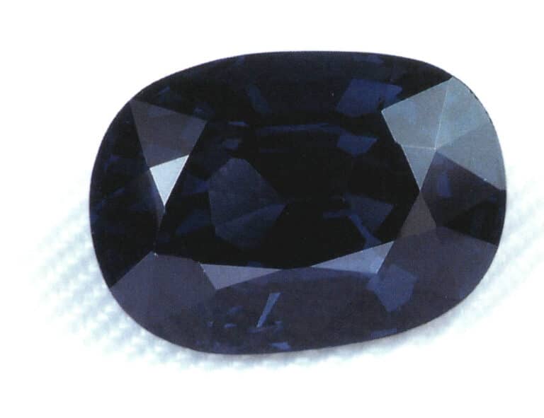 ほのかにグレーがかった5カラットのブルースピネル。