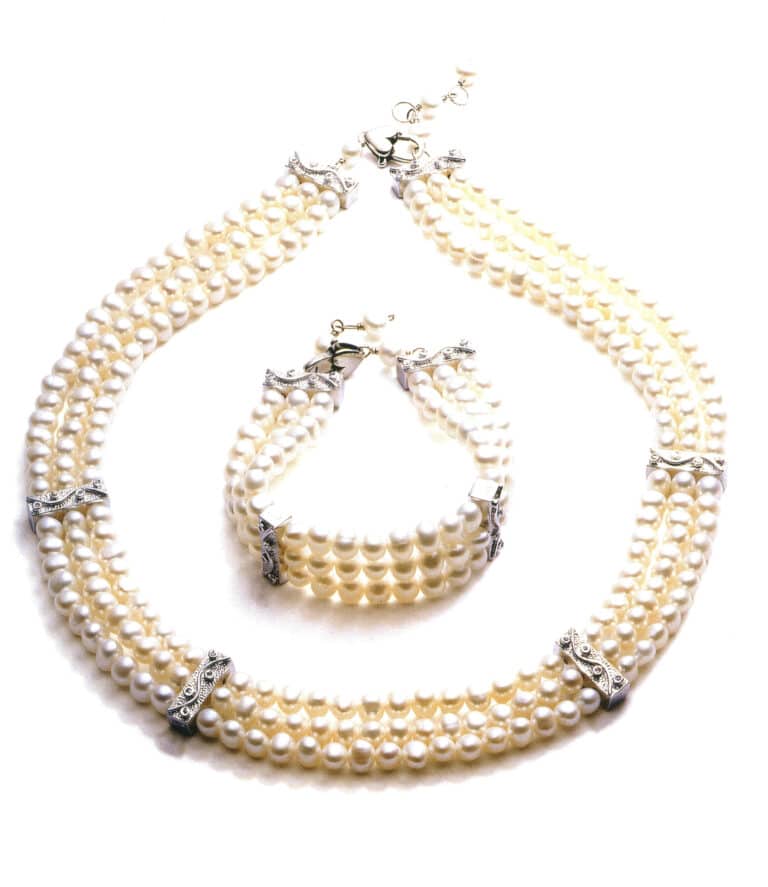 .日本真珠のネックレスとブレスレットのジュエリーセット