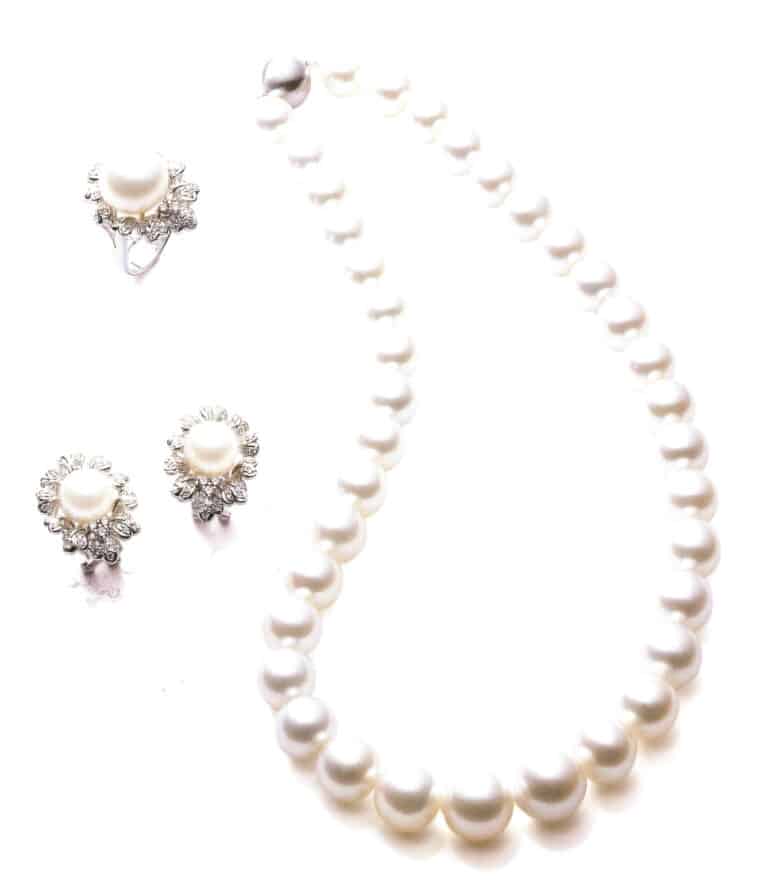 ネックレス、リング、イヤリングを含む南洋白蝶真珠のジュエリーセット。