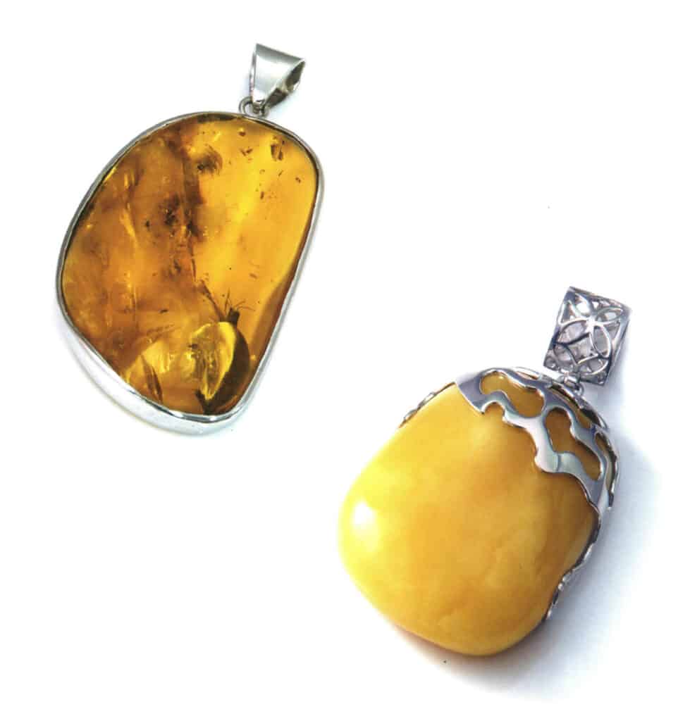 商業用語では、透明なこはくは琥珀と呼ばれ、不透明なこはくは蜜蝋と呼ばれる。