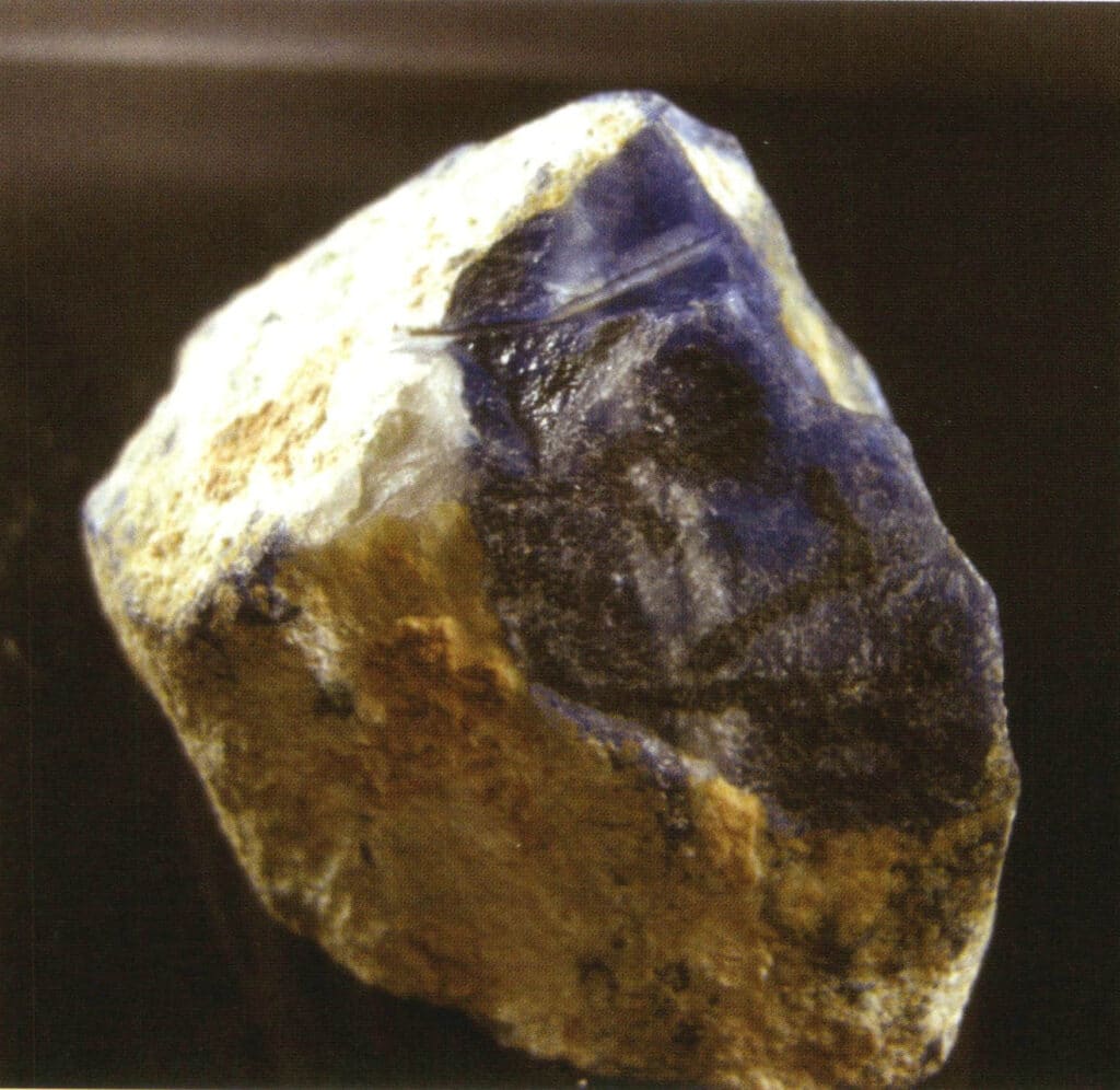 Siderite often has white minerals co-occurring with it