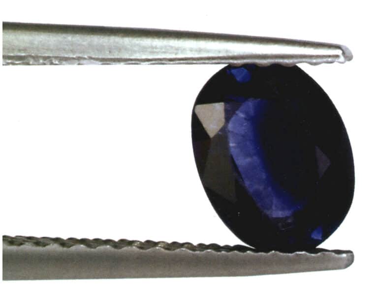 Ανομοιόμορφα χρωματισμένα ζαφείρια, τα οποία είναι σχετικά φθηνά.